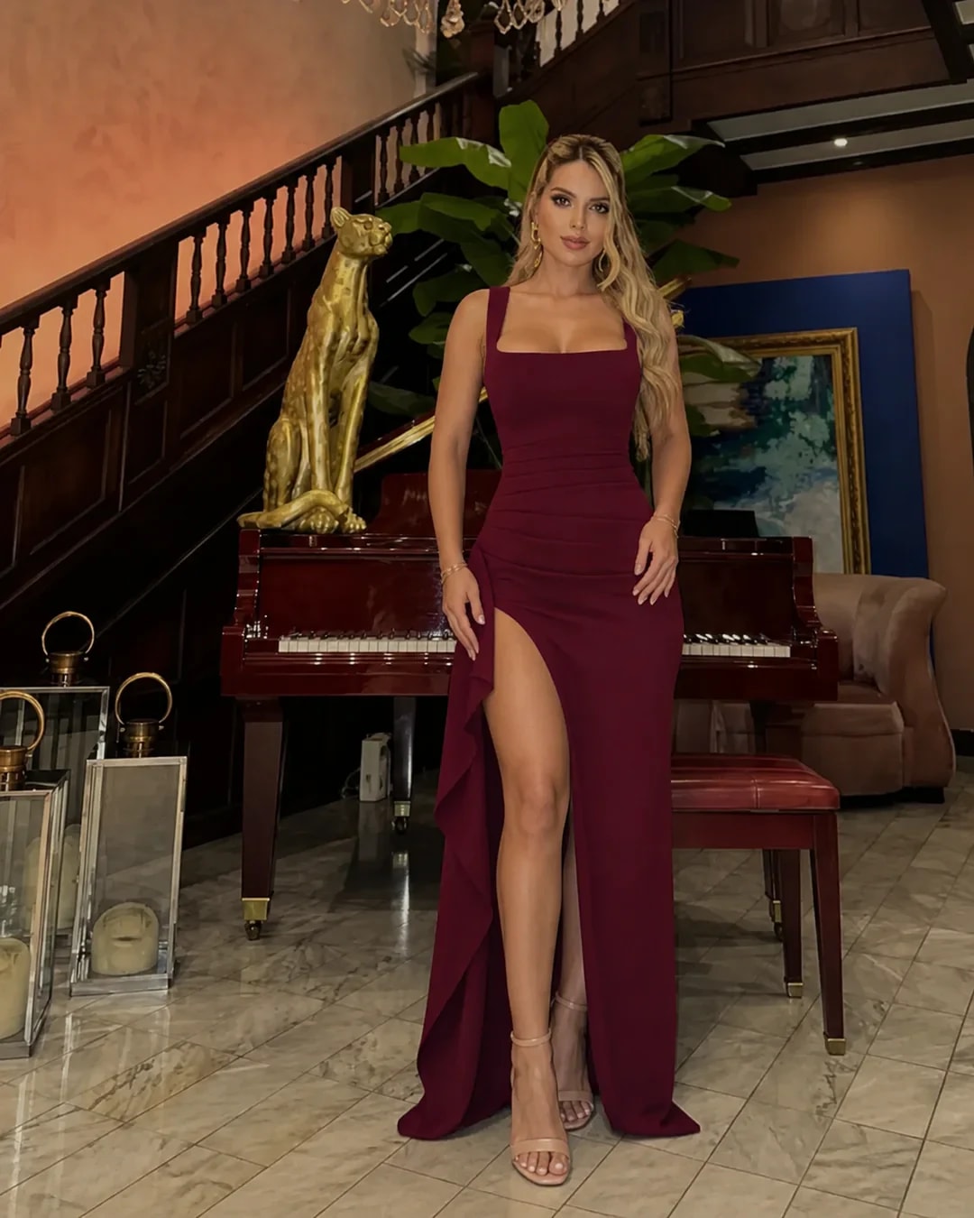 Modelo con vestido vino tinto drapeado de cuerpo entero