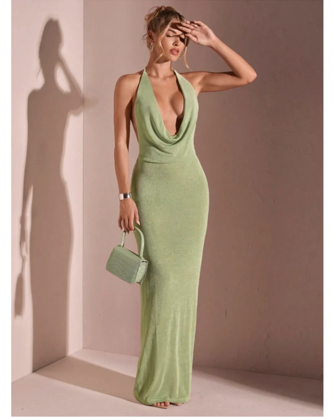 Modelo de cuerpo entero con vestido verde salvia halter drapeado
