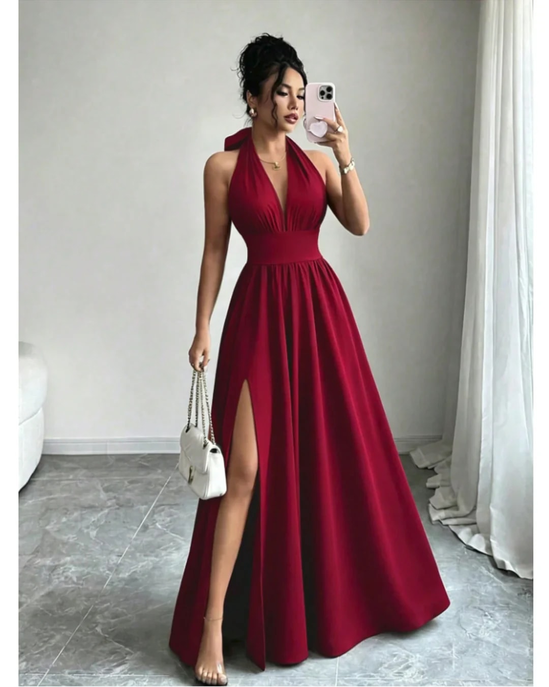 Modelo de cuerpo entero con vestido rojo rubí halter de falda amplia