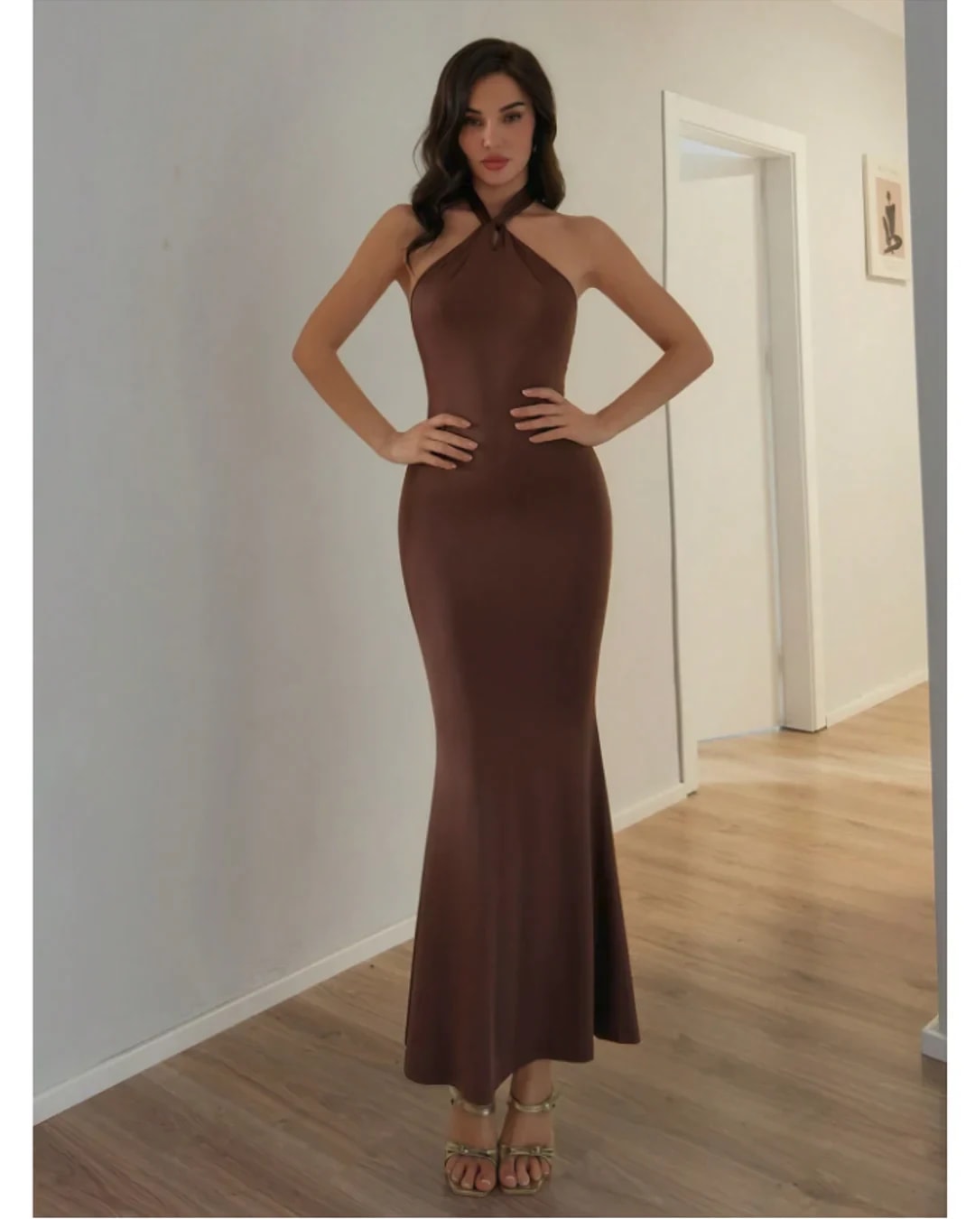 Modelo de cuerpo entero con vestido chocolate halter
