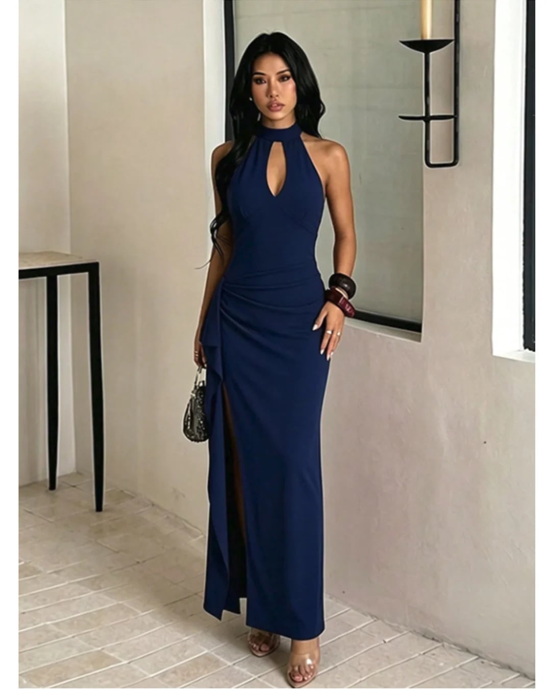 Modelo con vestido azul noche halter de Essence Atelier